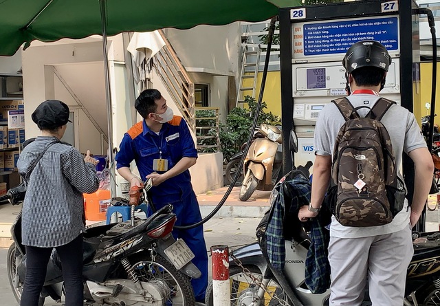 Gi&aacute; xăng dầu giảm mạnh, dầu diesel giảm gần 10.000 đồng/l&iacute;t - Ảnh 1.