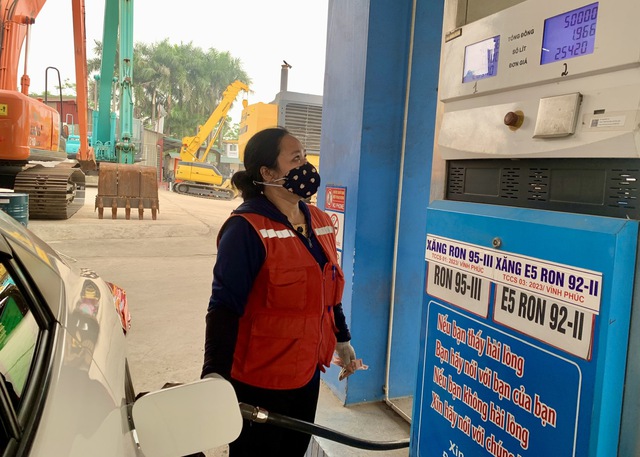 Bộ C&ocirc;ng thương n&oacute;i g&igrave; về điều h&agrave;nh gi&aacute; xăng dầu l&uacute;c nửa đ&ecirc;m? - Ảnh 1.
