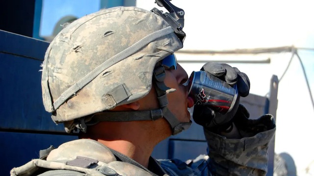 Qu&acirc;n nh&acirc;n Mỹ uống hơn 3 triệu l&iacute;t c&agrave; ph&ecirc;, d&ugrave;ng nhiều nicotine trong chiến dịch Iran - Ảnh 1.