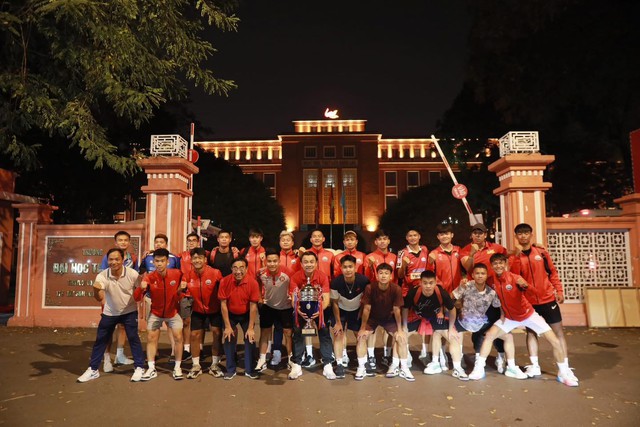 Đội b&oacute;ng Trường ĐH Thủy lợi nhận thưởng hơn 1 tỉ đồng, cầu thủ đ&oacute;n 'mưa' học bổng- Ảnh 5.