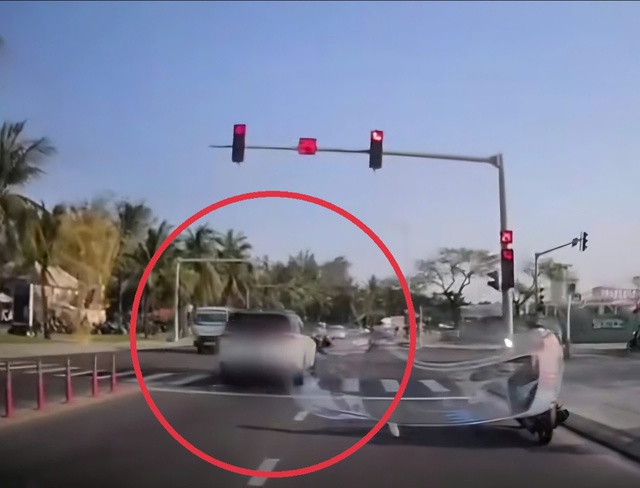'Lơ là' vài giây, tài xế trả giá đắt khi vượt đèn đỏ ở đường biển Đà Nẵng- Ảnh 1. 'Lơ là' vài giây, tài xế trả giá đắt khi vượt đèn đỏ ở đường biển Đà Nẵng- Ảnh 1.