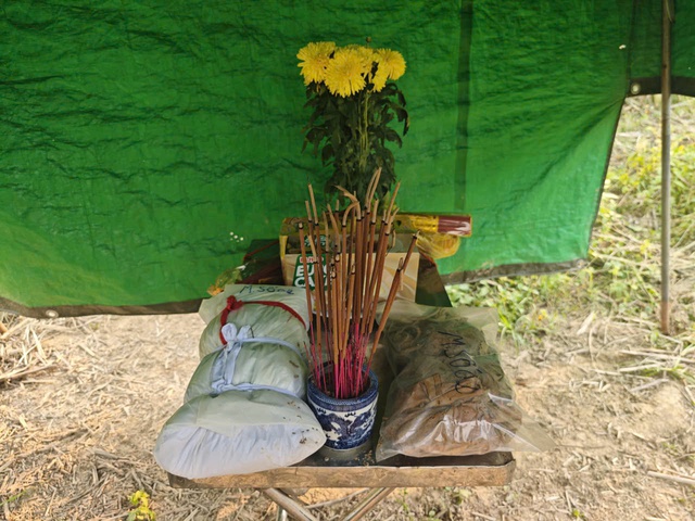 T&igrave;m thấy 2 h&agrave;i cốt liệt sĩ c&ugrave;ng tăng v&otilde;ng, c&uacute;c &aacute;o, gương soi- Ảnh 2.