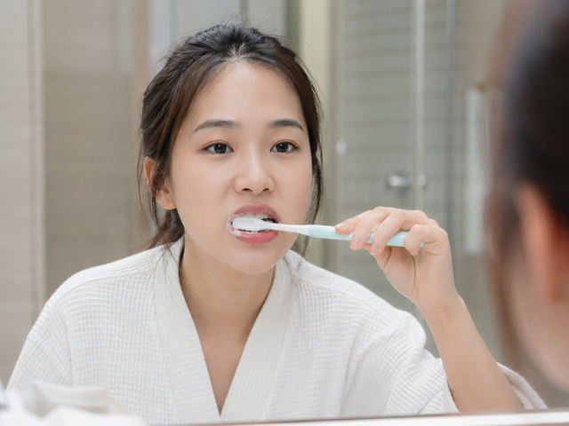 Đ&aacute;nh răng trước hay sau ăn s&aacute;ng: thời điểm n&agrave;o tốt hơn? - Ảnh 1.