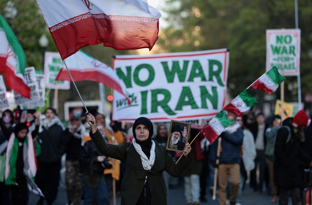 Đối mặt hạn ch&oacute;t ph&aacute;p l&yacute;, &ocirc;ng Trump c&oacute; phải dừng xung đột với Iran?- Ảnh 1.