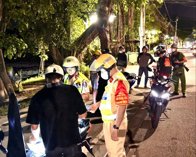 Tổ tuần tra đ&ecirc;m đặc biệt của C&ocirc;ng an th&agrave;nh phố Huế trong kỳ nghỉ lễ   - Ảnh 1.