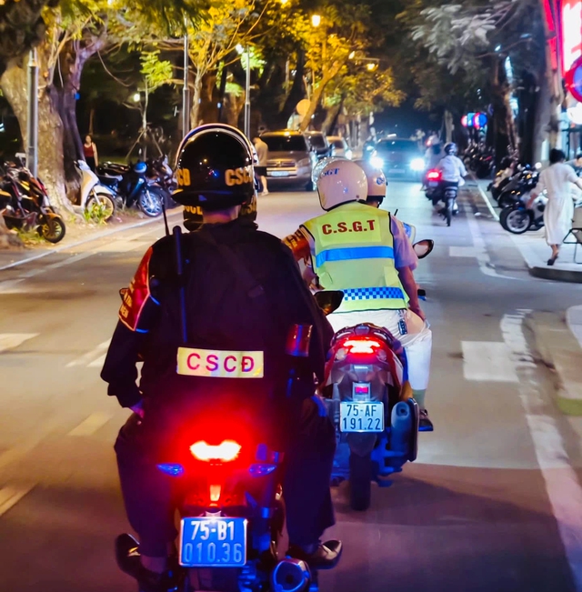 Tổ tuần tra đ&ecirc;m đặc biệt của C&ocirc;ng an th&agrave;nh phố Huế trong kỳ nghỉ lễ   - Ảnh 3.