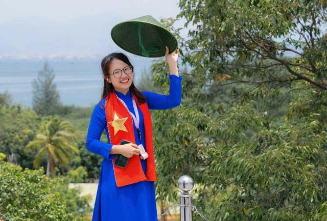10 năm đứng cổng trường thi, c&ocirc; g&aacute;i n&agrave;y l&agrave;m điều khiến sĩ tử kh&ocirc;ng thể qu&ecirc;n - Ảnh 1.