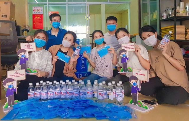 10 năm đứng cổng trường thi, c&ocirc; g&aacute;i n&agrave;y l&agrave;m điều khiến sĩ tử kh&ocirc;ng thể qu&ecirc;n - Ảnh 2.