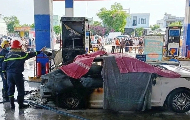 &Ocirc; t&ocirc; bốc ch&aacute;y khi đổ xăng ở Đ&agrave; Nẵng: Danh t&iacute;nh 2 người tử vong- Ảnh 1.