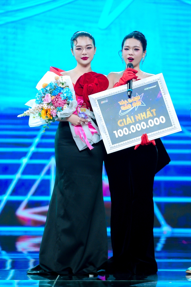 Nữ ca sĩ c&oacute; 'cha l&agrave;m bảo vệ, mẹ l&agrave;m c&ocirc;ng nh&acirc;n', g&acirc;y sốt khi h&aacute;t bolero - Ảnh 1.