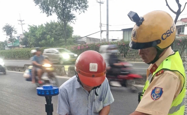 CSGT TP.HCM kiểm tra nồng độ cồn ban ng&agrave;y trong đường nhỏ dịp lễ 30.4 - 1.5 - Ảnh 2.