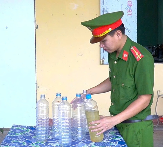 &lsquo;Nậm thoong&rsquo; l&agrave; g&igrave; m&agrave; c&ocirc;ng an v&ugrave;ng bi&ecirc;n Lao Bảo phải cảnh b&aacute;o?- Ảnh 3.