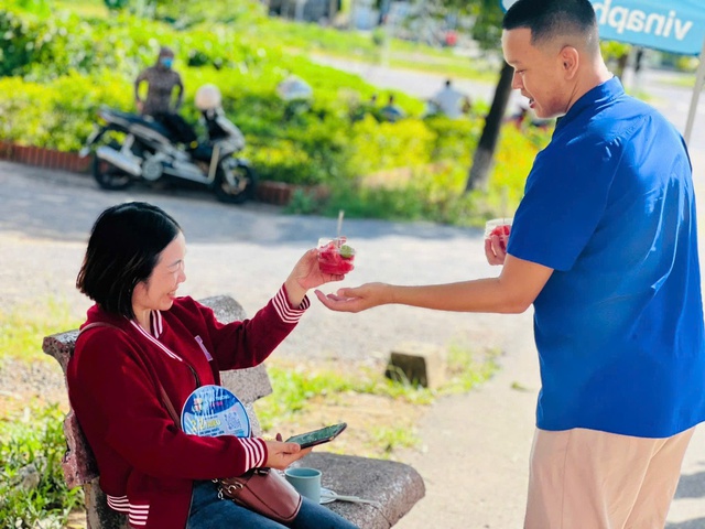 10 năm đứng cổng trường thi, c&ocirc; g&aacute;i n&agrave;y l&agrave;m điều khiến sĩ tử kh&ocirc;ng thể qu&ecirc;n - Ảnh 5.