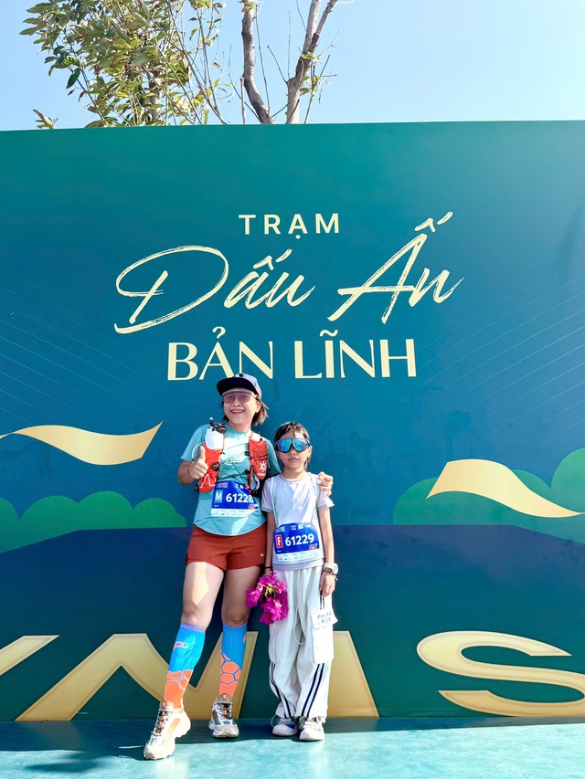 Runner nh&iacute; tạo ấn tượng tr&ecirc;n đường chạy VnExpress Marathon Green Paradise Cần Giờ 2026- Ảnh 2.