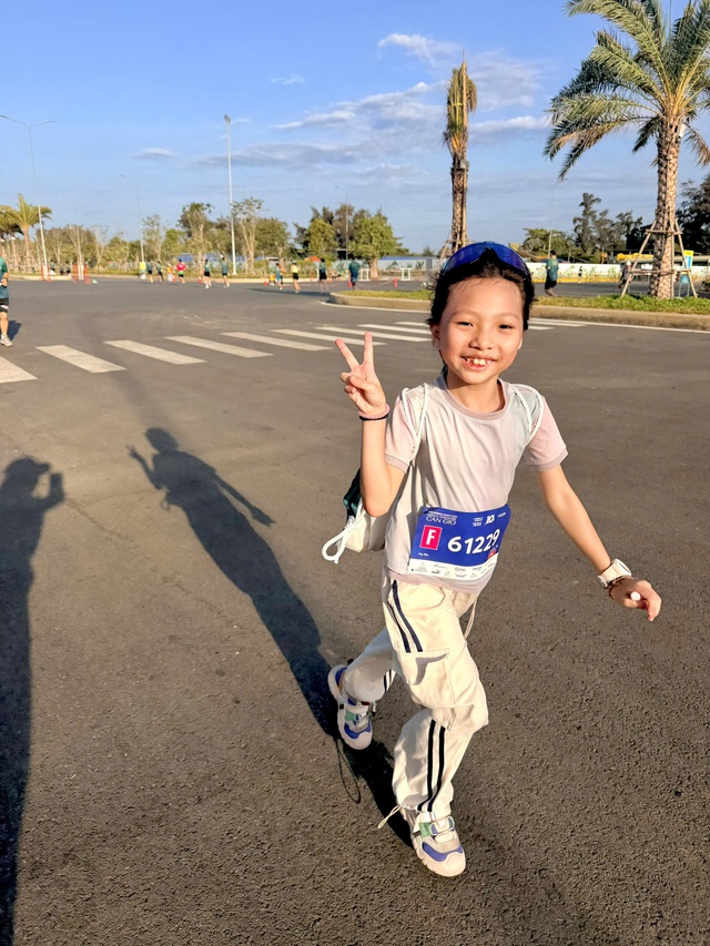 Runner nh&iacute; tạo ấn tượng tr&ecirc;n đường chạy VnExpress Marathon Green Paradise Cần Giờ 2026- Ảnh 1.