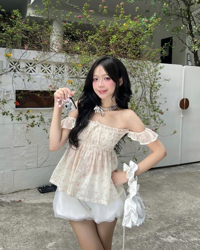 Rạng rỡ ngày hè cùng những bản phối áo họa tiết hoa thanh lịch- Ảnh 5.