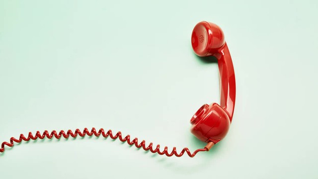 Vì sao điện thoại cố định luôn dùng dây xoắn thay vì dây thẳng? - Ảnh 1.