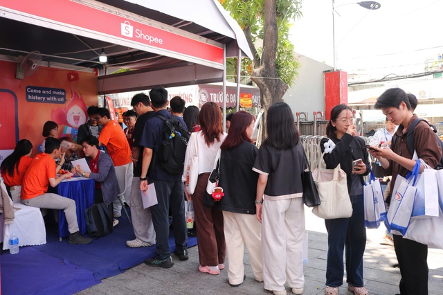 Nhiều vị trí việc làm đang tuyển người, có việc lương vài chục triệu đồng mỗi tháng  - Ảnh 4.