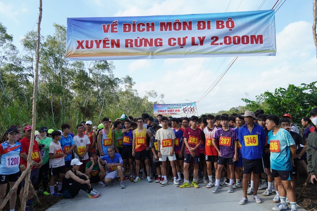 Hương rừng U Minh hút hơn 2.000 du khách với loạt trải nghiệm xuyên rừng tràm    - Ảnh 1.