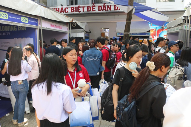 Nhiều vị trí việc làm đang tuyển người, có việc lương vài chục triệu đồng mỗi tháng  - Ảnh 3.