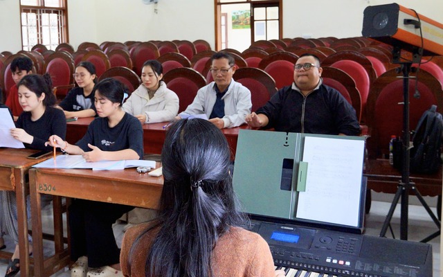 'T&acirc;n sinh vi&ecirc;n U.60' d&ugrave;ng &acirc;m nhạc xoa dịu trẻ khuyết tật - Ảnh 2.