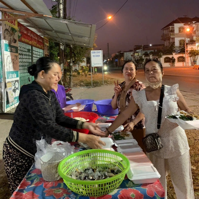Từ bếp chay thiện nguyện đến quầy rau 0 đồng- Ảnh 1.