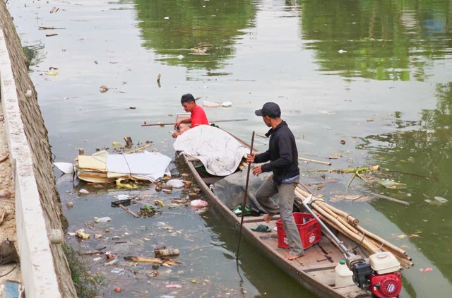 Đổ vỏ chai xuống sông ở Huế, bị lập biên và buộc trục vớt lên lại- Ảnh 2.