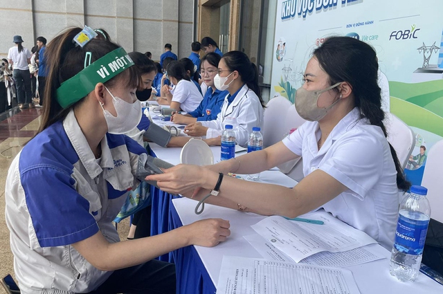 Kh&ocirc;ng để c&ocirc;ng nh&acirc;n phải tự xoay xở với sức khỏe của m&igrave;nh - Ảnh 2.