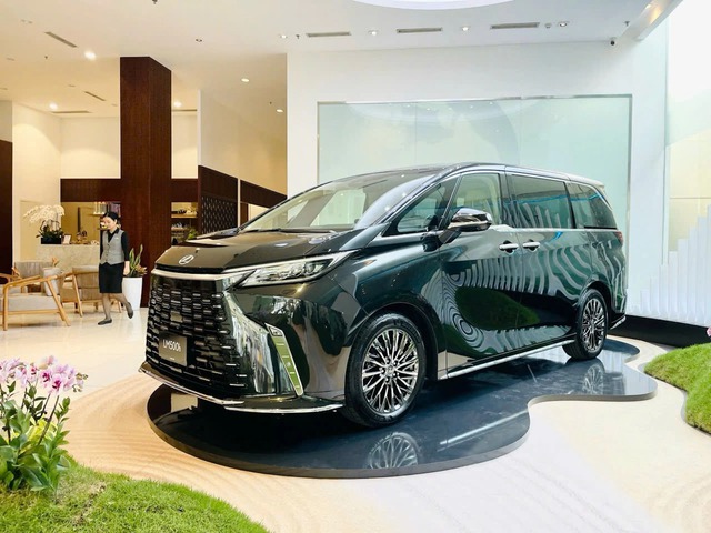 Loạt xe hybrid hạng sang Lexus giảm gi&aacute;, cao nhất gần 400 triệu đồng - Ảnh 2.