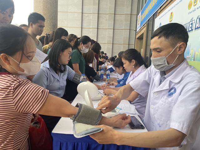 Kh&ocirc;ng để c&ocirc;ng nh&acirc;n phải tự xoay xở với sức khỏe của m&igrave;nh - Ảnh 3.