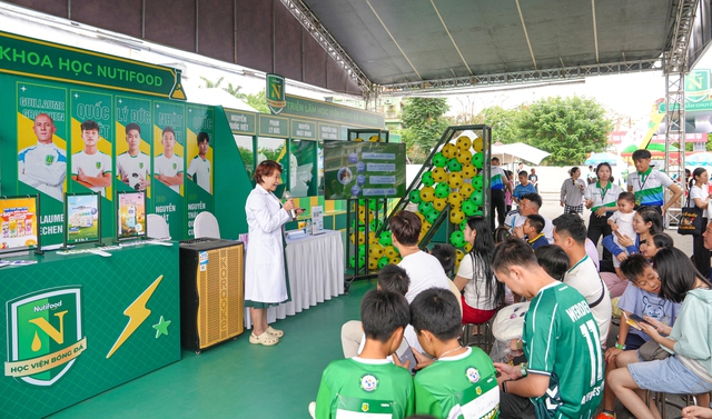 Quốc Việt tiếp lửa hàng nghìn thí sinh tại ngày hội tuyển sinh Nutifood 2026- Ảnh 4.