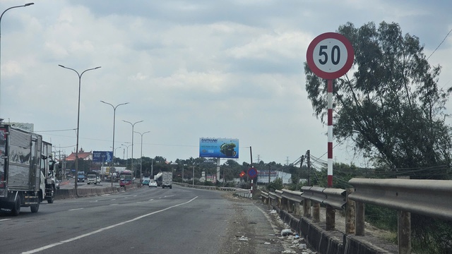 Đã tháo biển báo tốc độ 50km/h ở khu vực trạm thu phí cũ quốc lộ 51 - Ảnh 2.
