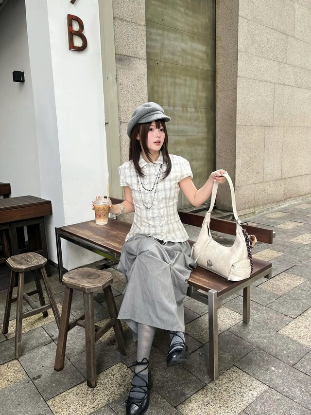 Làm mới tủ đồ bằng sự giao thoa giữa sắc trắng và xám- Ảnh 6.