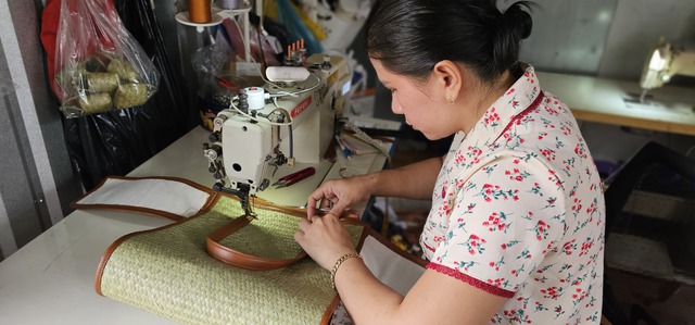 Cỏ b&agrave;ng Đức Lập: Từ sợi cỏ ph&egrave;n đến t&uacute;i x&aacute;ch 'thời thượng' - Ảnh 5.