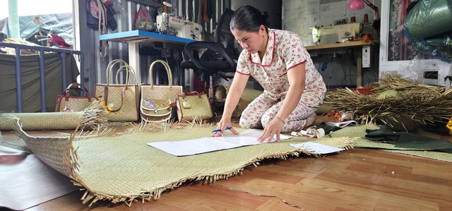 Cỏ b&agrave;ng Đức Lập: Từ sợi cỏ ph&egrave;n đến t&uacute;i x&aacute;ch 'thời thượng' - Ảnh 3.