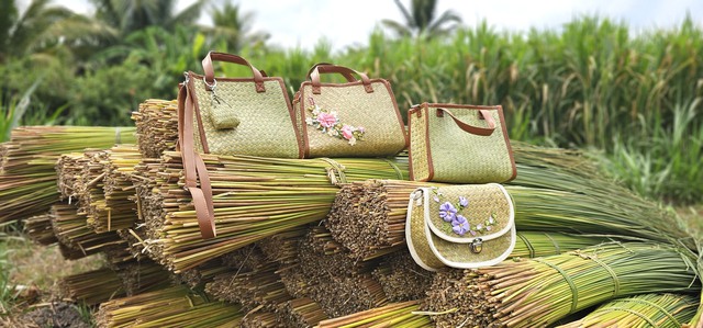Cỏ b&agrave;ng Đức Lập: Từ sợi cỏ ph&egrave;n đến t&uacute;i x&aacute;ch 'thời thượng' - Ảnh 7.