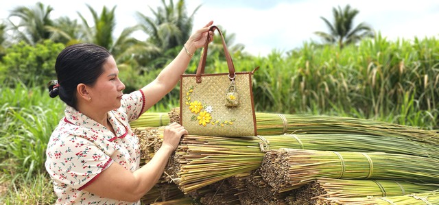 Cỏ b&agrave;ng Đức Lập: Từ sợi cỏ ph&egrave;n đến t&uacute;i x&aacute;ch 'thời thượng' - Ảnh 8.