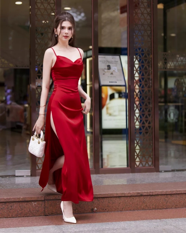 Mặc đầm hai dây dáng dài sao cho cuốn hút?- Ảnh 2.