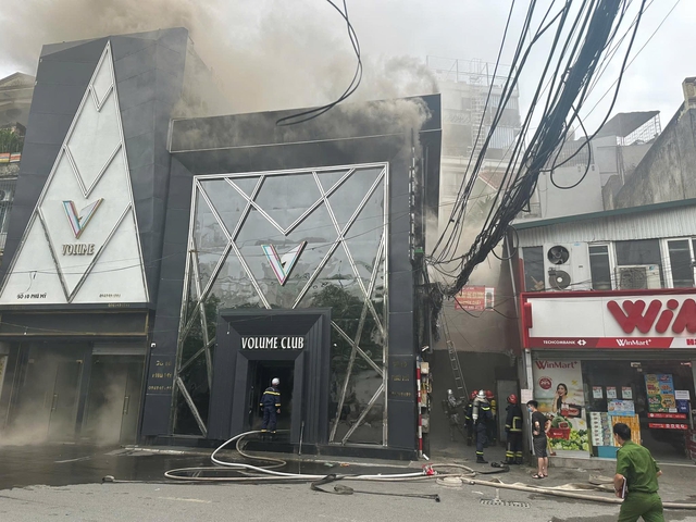 Ch&aacute;y nh&agrave; h&agrave;ng ở H&agrave; Nội, hơn 10 xe chữa ch&aacute;y tới hiện trường- Ảnh 2.
