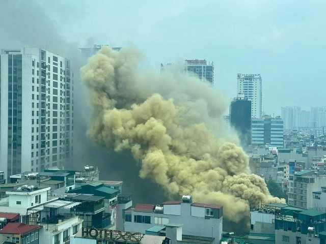 Ch&aacute;y nh&agrave; h&agrave;ng ở H&agrave; Nội, hơn 10 xe chữa ch&aacute;y tới hiện trường- Ảnh 1.