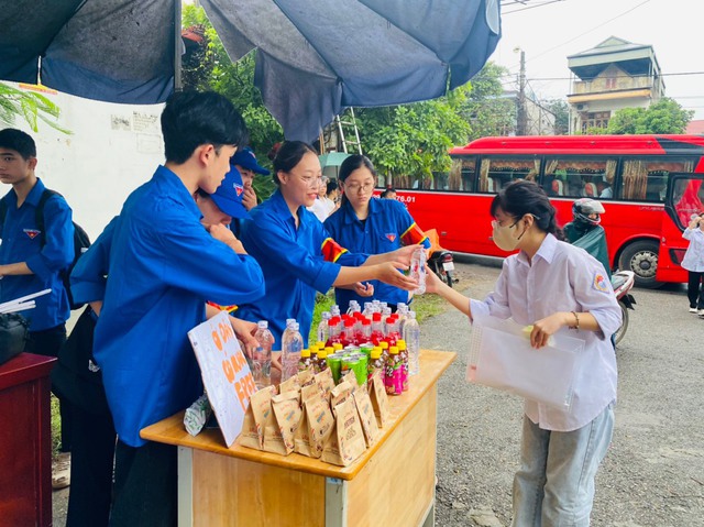 Biến những kỳ thi căng thẳng thành kỷ niệm ấm áp, đầy tình người - Ảnh 4.