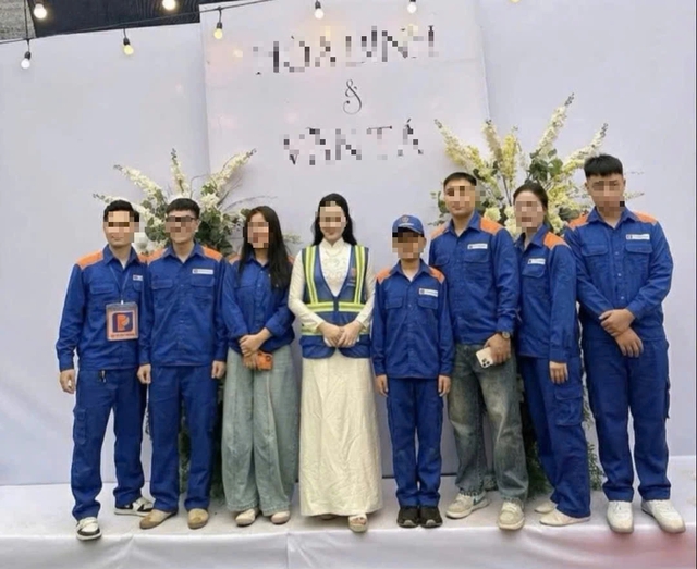 Mặc đồ ngủ, đồ công nhân để... đi đám cưới - Ảnh 4.