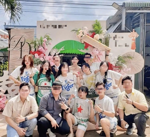 Mặc đồ ngủ, đồ công nhân để... đi đám cưới - Ảnh 1.
