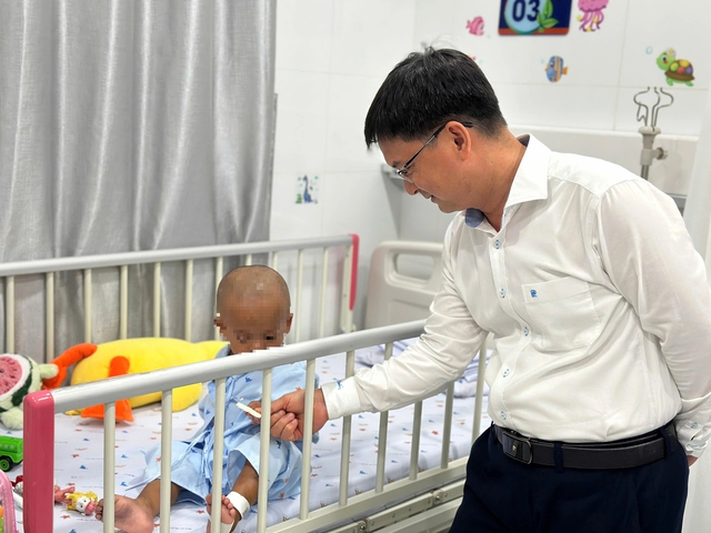 Trao giấy khai sinh cho bé trai 2 tuổi bị bạo hành dã man ở TP.HCM - Ảnh 2.