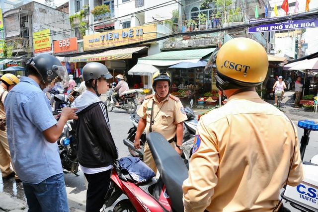 Nhiều học sinh đi xe đạp điện mắc lỗi n&agrave;y, hậu quả c&oacute; thể rất nghi&ecirc;m trọng- Ảnh 1.