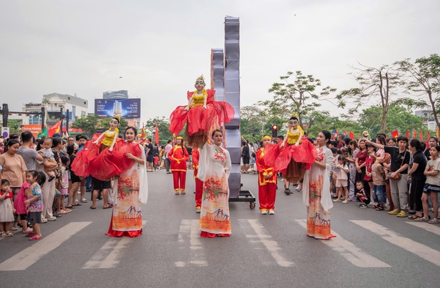 Biển người xem m&uacute;a rối d&acirc;n gian xuống phố ở Hải Ph&ograve;ng - Ảnh 3.