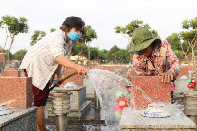 Người phụ nữ gần nửa thế kỷ chăm sóc hơn 700 ngôi mộ liệt sĩ ở TP.HCM- Ảnh 5. Người phụ nữ gần nửa thế kỷ chăm sóc hơn 700 ngôi mộ liệt sĩ ở TP.HCM- Ảnh 5.