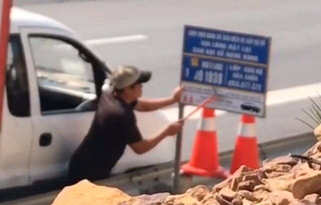 Ph&aacute; hoại bảng th&ocirc;ng tin cứu hộ tr&ecirc;n cao tốc v&igrave; m&acirc;u thuẫn l&agrave;m ăn - Ảnh 1.