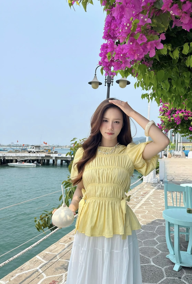 Tự tin khoe dáng hè cùng loạt áo bo chun trẻ trung- Ảnh 1.