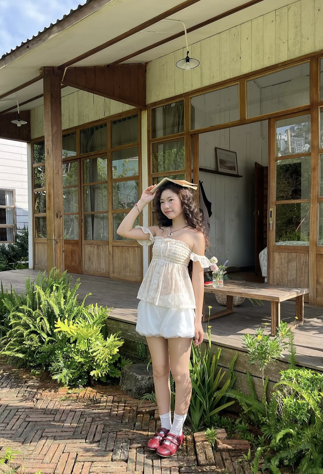 Tự tin khoe dáng hè cùng loạt áo bo chun trẻ trung- Ảnh 9.